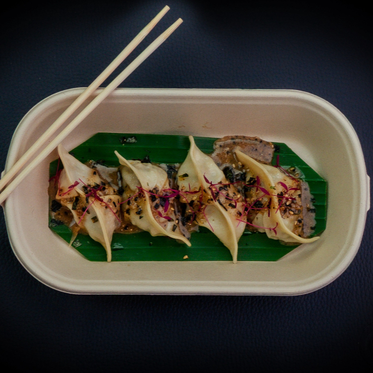Dumpling estilo Gyosa, com recheio de blend suíno, gengibre e coentro, em massa de fundo crocante, realçado pelo molho de gergelim tostado e o toque fresco dos brotos. Uma delícia!