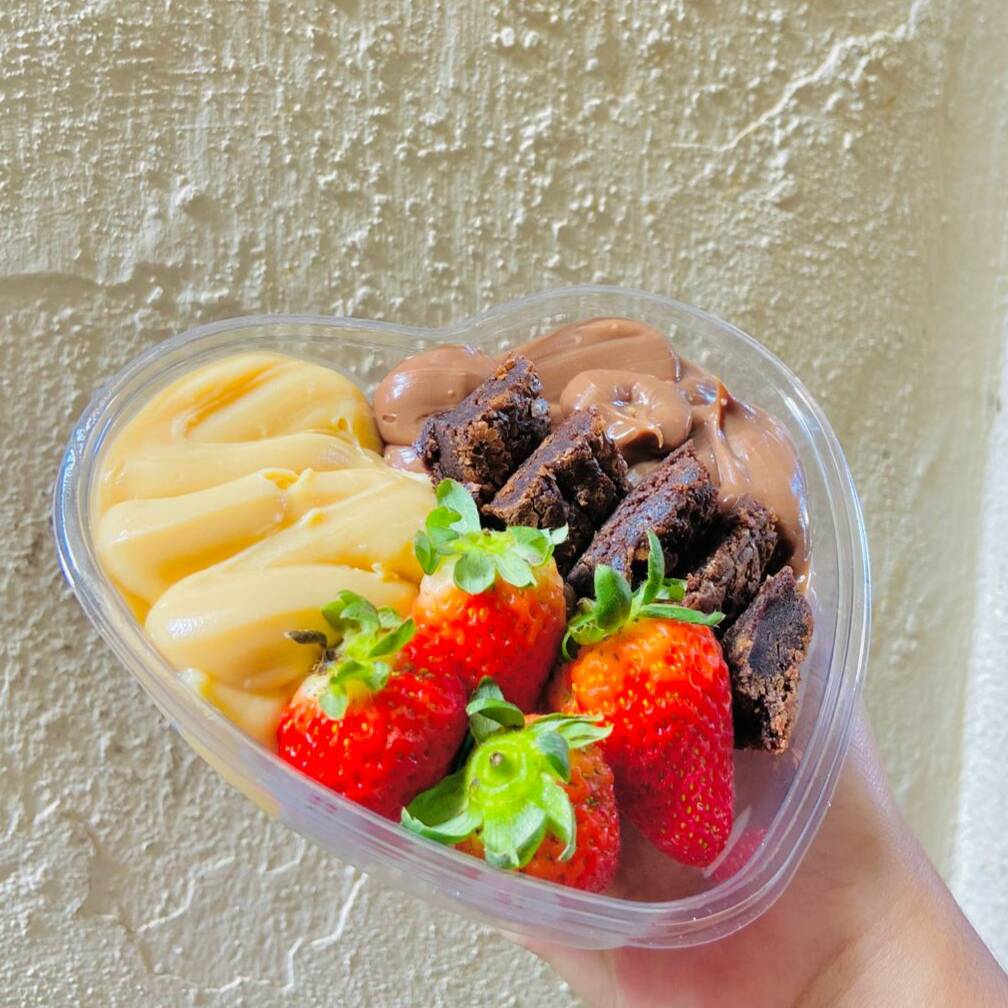 Essa é uma opção perfeita para aquele date com seu amor. Uma porção de morangos frescos, uma porção de brownie molhadinho, brigadeiro de ninho cremoso e brigadeiro ao leite cremoso para voçe se deliciar com esse fondue incrível. Serve duas pessoas mas somente beliscar. Nao é grande