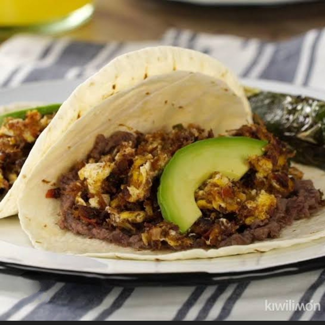 Taco de harina machacado con huevo