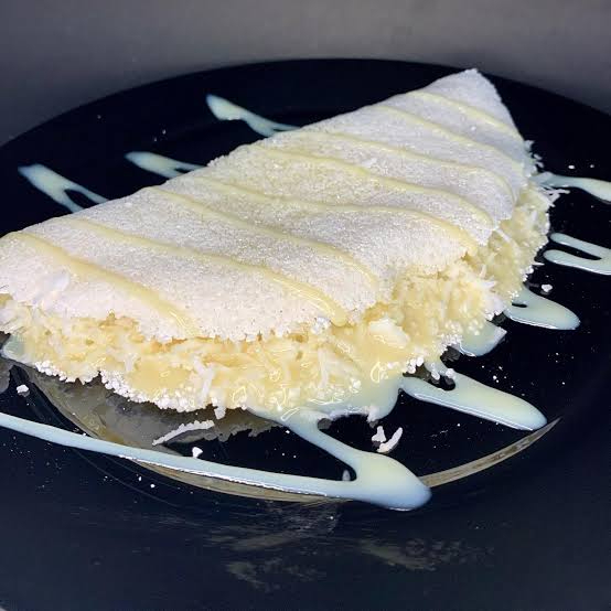 Tapioca Crocante Recheada com coco, queijo e leite condensado.