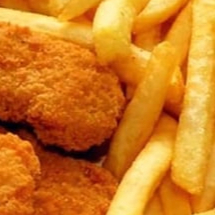 Salchipapas con Nuggets de Pollo