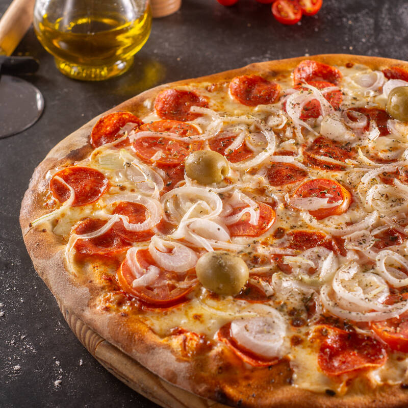 Salame Tipo Italiano, Molho de Tomate, Mussarela, Rodelas de Tomates, Cebola, Orégano, Azeitona