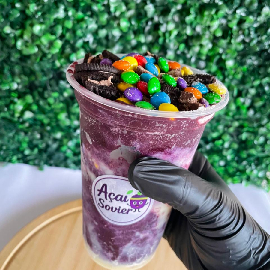Açaí com leite em pó e leite condensado, recheado com BIS, Oreo e confetes coloridos pra deixar tudo mais divertido e delicioso 😋🍧
