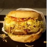 Pão, hamburguer de picanha 90 gr, mussarela, ovo, bacon, ketchup, mostarda, molho verde, maionese de alho, billy jacque, molho burguer e batata aplha