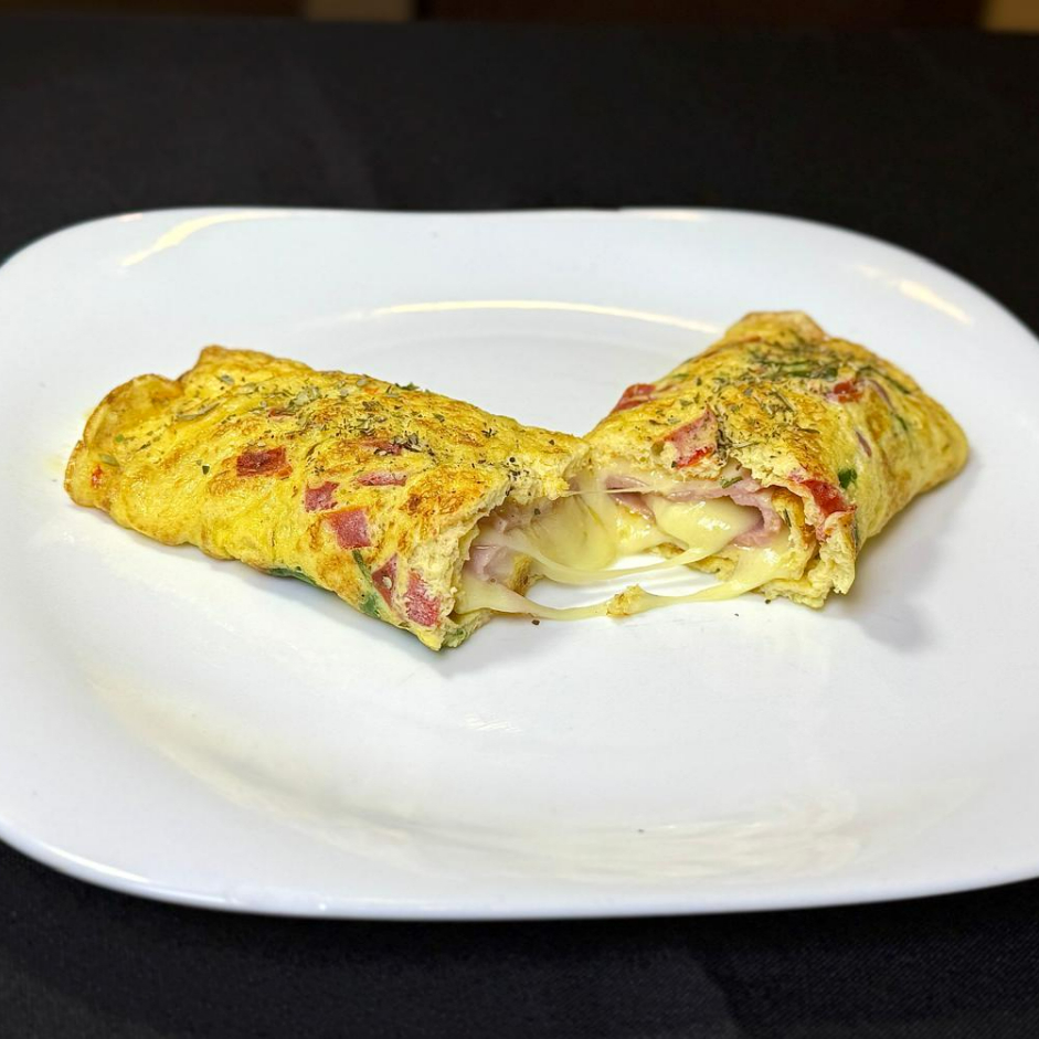 Omelete Feito na Hora, c/ Presunto, Mussarela Derretida e Catupiry Cremoso. Uma combinação leve e Irresistível para Qualquer Hora do dia!