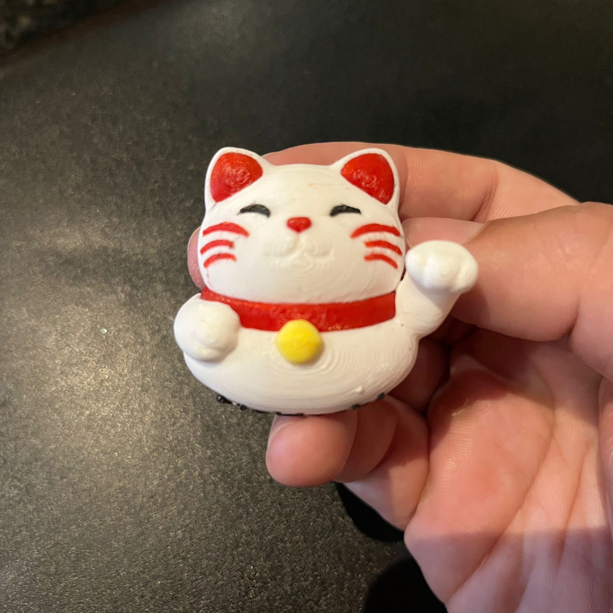 Traga sorte para cada mordida.Inspirado no famoso Maneki-neko, esse adaptador é perfeito para quem ama um toque fofo e divertido na hora de comer. Além de ajudar no uso dos hashis, deixa o momento ainda mais especial. Mais sorte, mais controle e muito mais fofura.