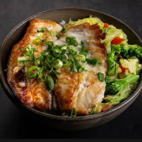 Delicioso file de tilapia grelha na chapa . Com arroz branco japones ,acompanha legumes ,brocolis , repolho finalizado com cebolinha .