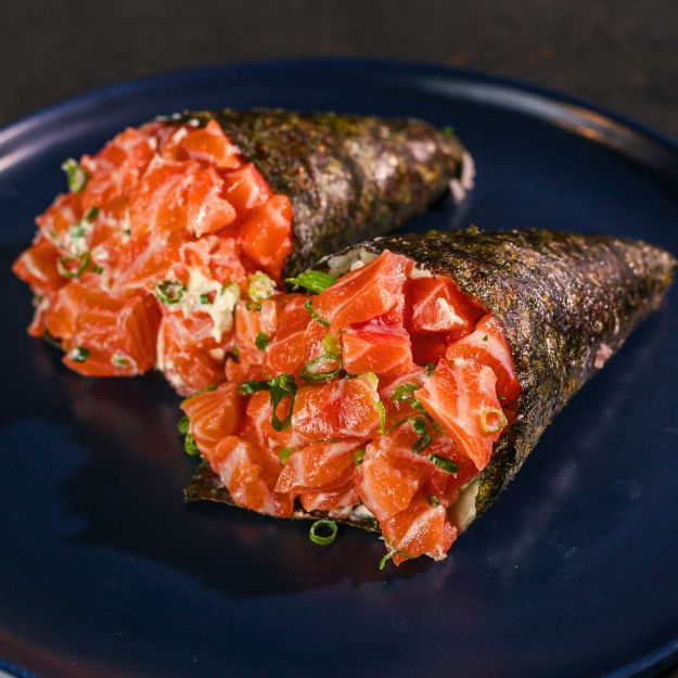 Salmão, cream cheese, arroz japonês, cebolinha e gergelim moído. Incluso 2 sachês de shoyu.Observação: Estes temakis não possuem Cream Cheese.