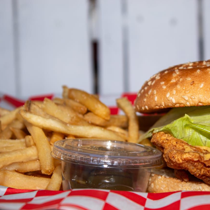 HAMBURGUESA DE POLLO CON PAPAS A LA FRANCESA