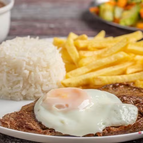 Acompanhamento: arroz branco, feijão, macarrão alho e óleo e farofa