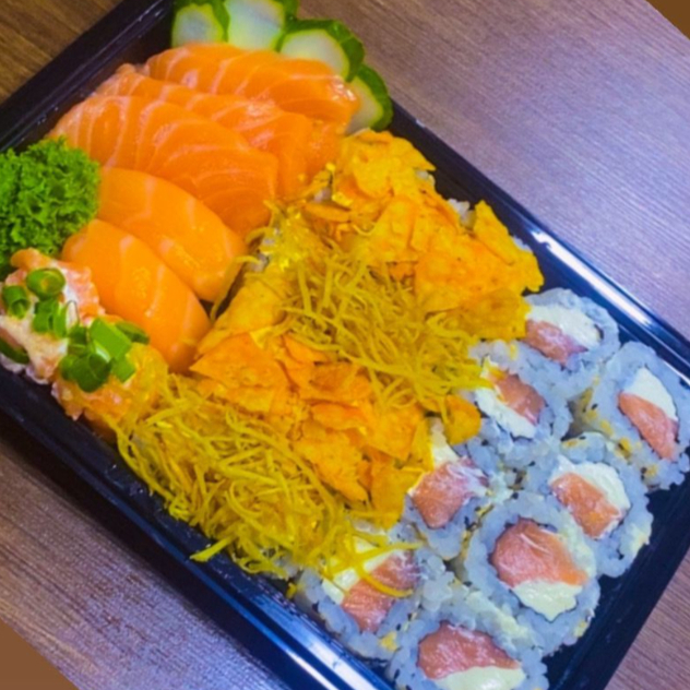 8 Uramaki de Salmão, 8 Uramaki de Pepino sendo 4 com Doritos e 4 com Batata chips, 2 Joe, 2 Niguiri, 3 Sashimis