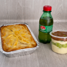 Empadão caseiro com recheio cremoso de frango, requeijão e massa leve.