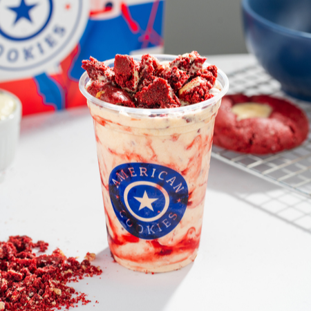 Combinação mais que perfeita de sorvete artesanal batido com Leite Ninho, calda de frutas vermelhas e cookie Clássico Red Velvet.