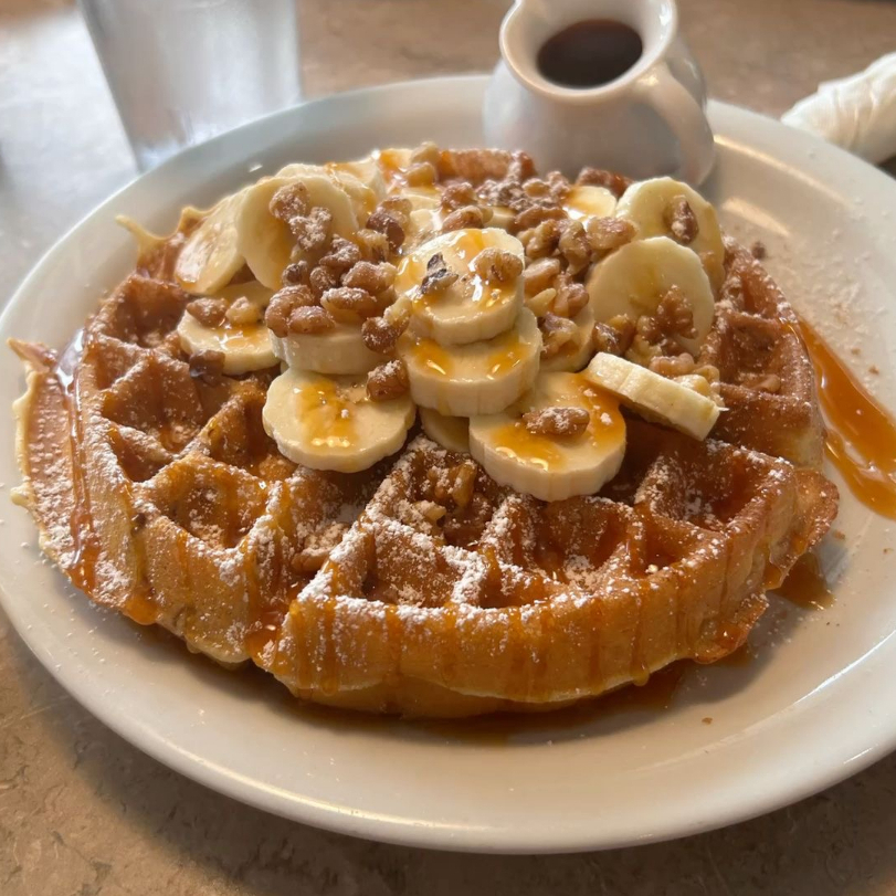 Waffle de maple con platano.