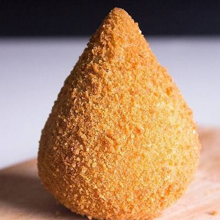 Clássica e irresistível! Coxinha de frango com massa leve, crocante e recheio cremoso de frango desfiado bem temperado. Frita na hora, douradinha e cheia de sabor — impossível comer uma só!
