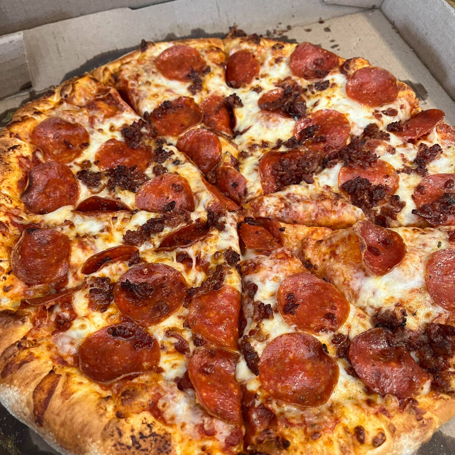🍅 Molho Rufu’s, 🧀 catupiry, 🍖 presunto Sadia, 🥩 calabresa moída, 🧀 muçarela premium, pepperoni italiano com páprica, 🥓 bacon crocante defumado e orégano. Uma bomba de sabor e textura.