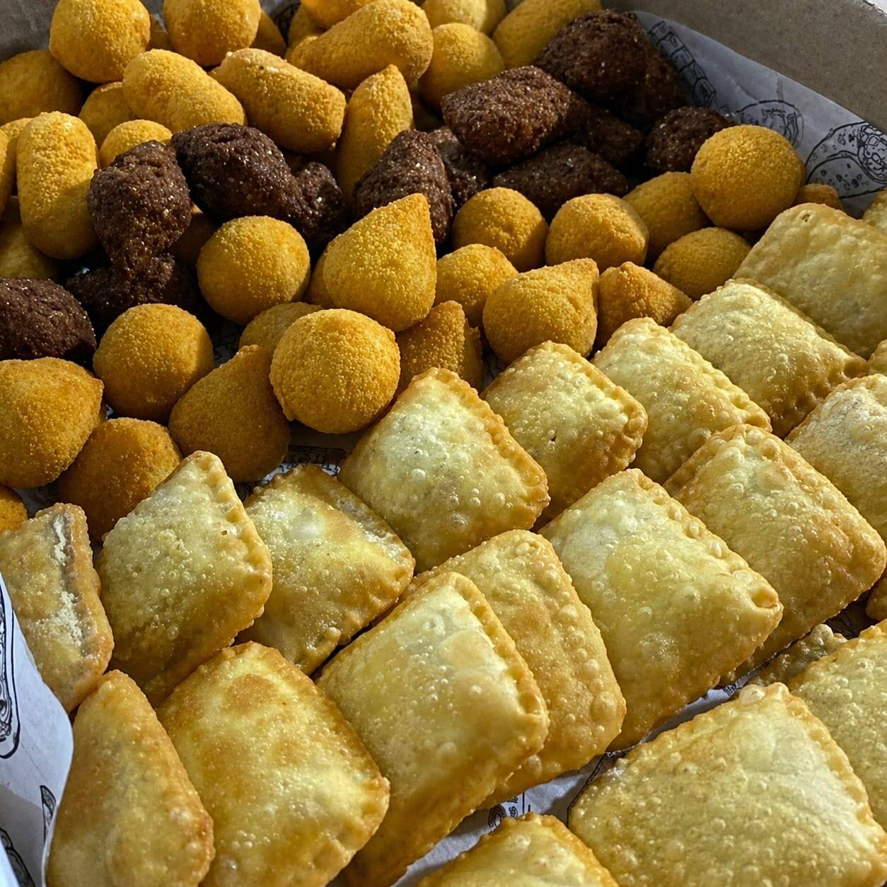 50 Mini Salgados de 20g 25 Mini Pastéis e 10mini Churros