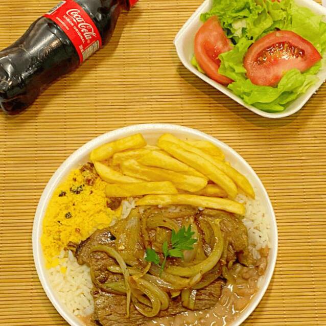 Nossa marmita acompanha um arroz bem fresquinho com um tempero caseiro, feijão com aquele caldo encorpado e com cheirinho de alho, farofa de bacon, batata frita e a carne de sua escolha. Tamanho da sua escolha Caseiro e gostoso.l