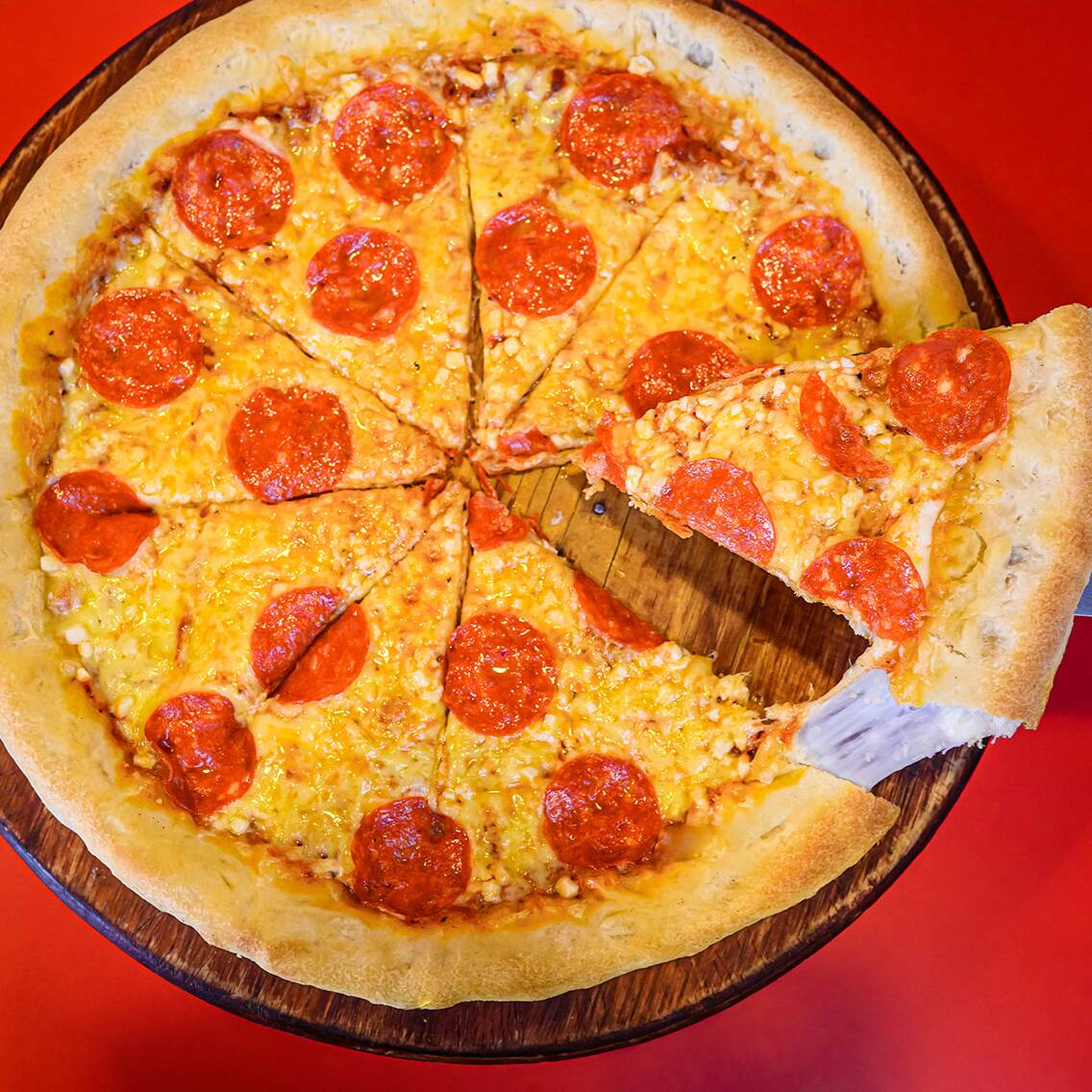 Pizza Pepperoni Clásica con Orilla Rellena