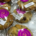 Compre 5 cookies de Nutella e leve o sexto de brinde. Nosso combo especial com 6 cookies Mega recheados com Nutella chegou pra adoçar seu Dia sem economizar no sabor. A Cake Shot não altera e/ou adiciona ingredientes aos produtos já formulados. Escrevemos bilhetes Apenas na compra do mesmo que está disponível no começo do cardápio. Cookie recheado - Nutella - Entrega Grátis - Promoção -