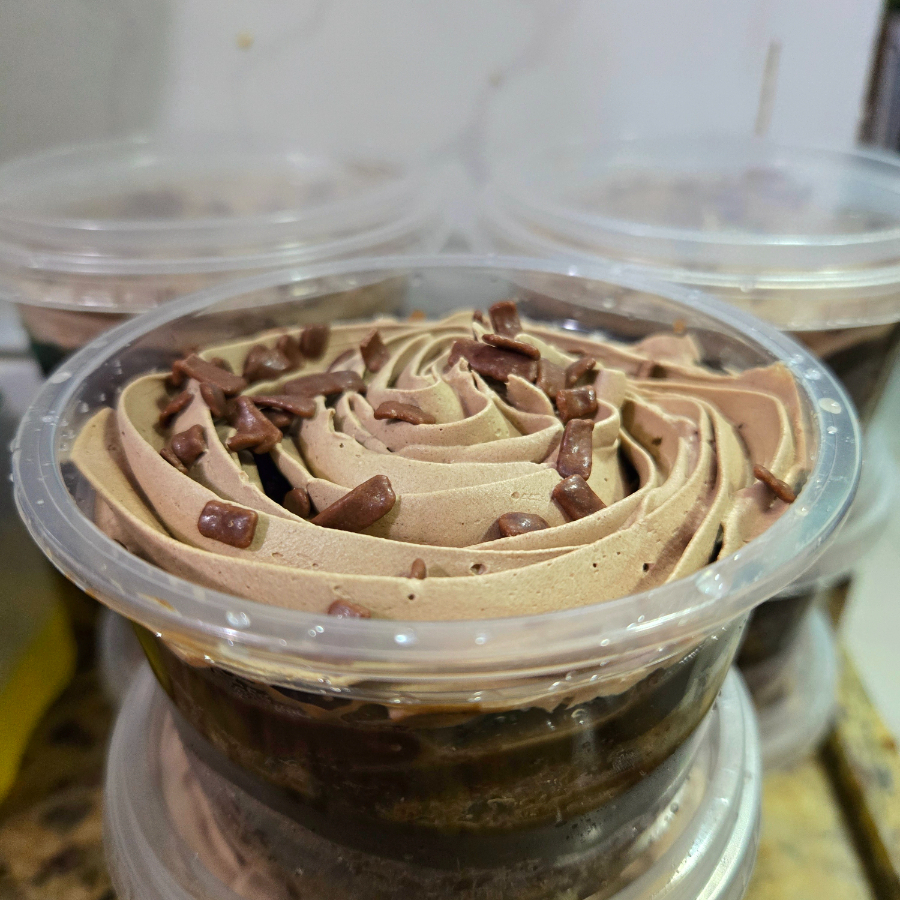 Um espetaculo bolo de chocolate Bem chocolatudoe doce na medida certa. Massa de cacau 50% bem molhadinha, recehada com mousse de chocolate e brigadeiro de cacau 50%.