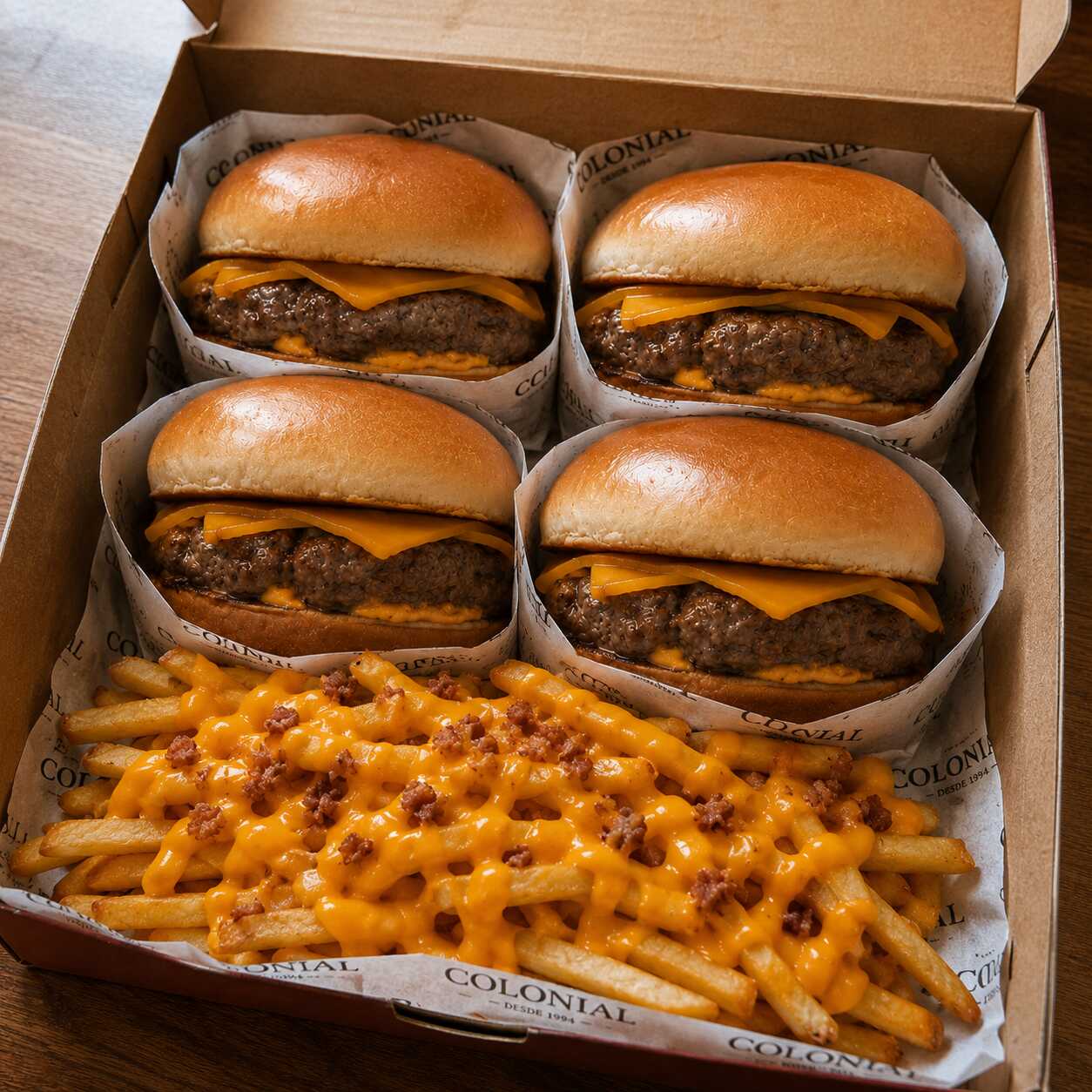 🍔 4 burgers, uma experiência completa!
acompanhados de uma deliciosa porção de batatas fritas cobertas com cheddar cremoso e bacon. Perfeito para dividir, matar aquela fome ou aproveitar em família! 😋🍟
