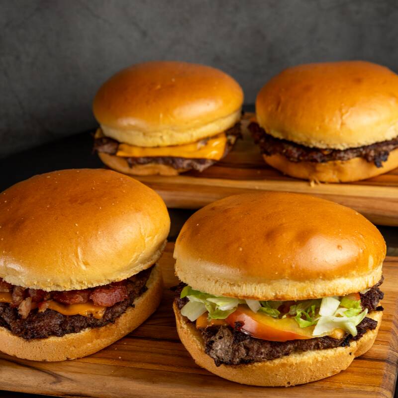 1 - Smash Salada: Carne de 90g, queijo cheddar, alface fresca, tomate, molho especial servido em pão de brioche 2 - Smash Bacon: Carne de 90g com bacon em cubos, queijo derretido, molho especial servido em pão de brioche 3 - Smash Tradicional: Carne de 90g, queijo derretido, molho especial servido em pão de brioche 4 - Smash Cebola Caramelizada: Carne de 90g queijo derretido, cebola caramelizada defumada e molho especial servido em pão de brioche