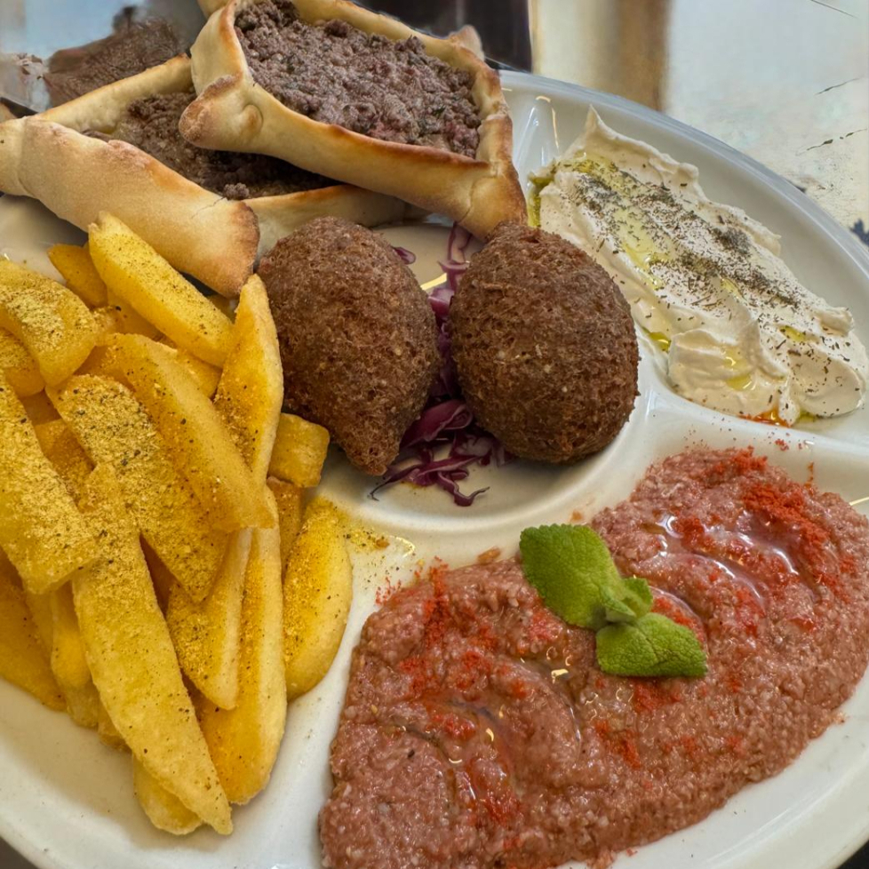 Serve muito bem 2 pessoas incluindo: 02 Pratos Frios 02 Pratos Quentes 01 Salada (Acompanha 01 Porção De Pão Sírio!!)