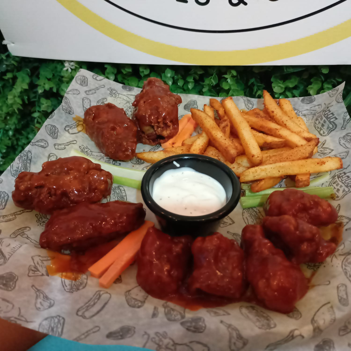 Alitas 10 pzas con papas