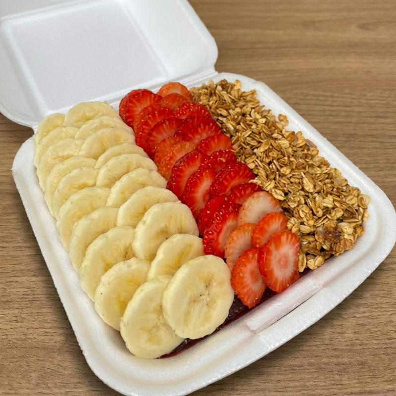 Açai tradicional , leite condensado , morango , banana , granola e leite em pó