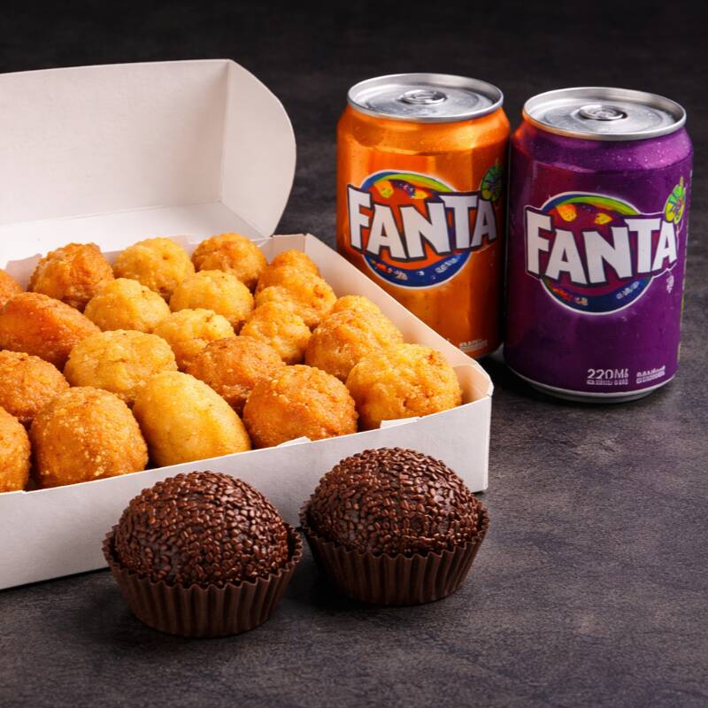 30 salgadinhos: Coxinha Bolinha de queijo e presunto 2 brigadeiros 2 refrigerantes lata 220ml Fanta Laranja Fanta Uva