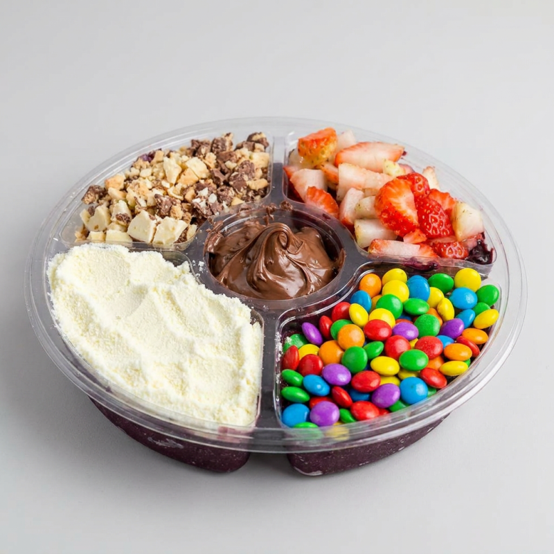 Monte do seu jeito. Vai forrada de açaí com aproximadamente 370ml com 5 complementos GRÁTIS a sua escolha!