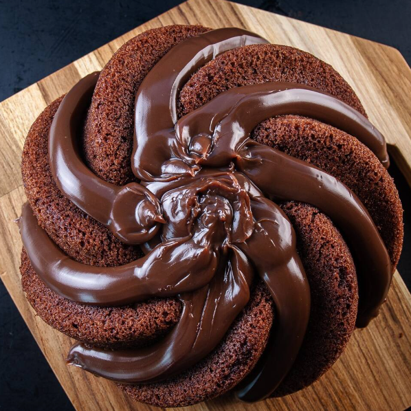 Massa fofa e intensa, coberta com chocolate, um clássico indulgente para os amantes de cacau.