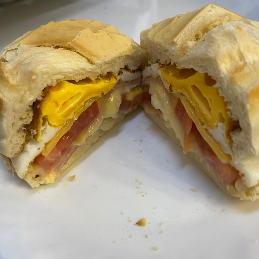Pão tostado, maionese, presunto, queijo, ovo, tomate e catupiry