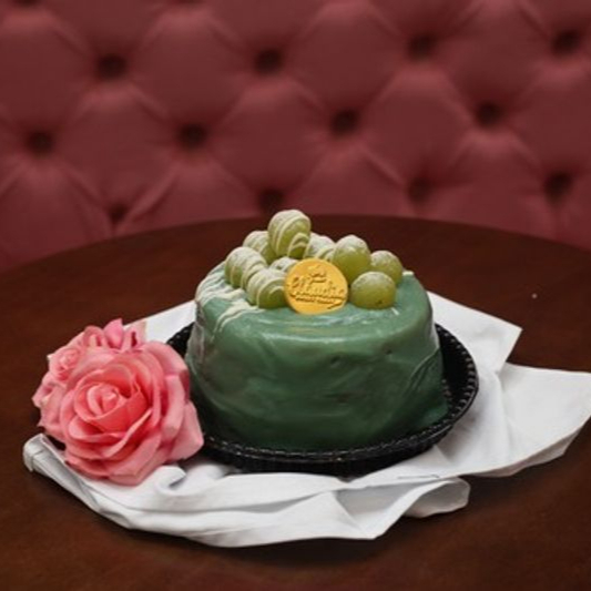 Massa branca super macia e deliciosa, recheada com nosso exclusivo brigadeiro de surpresa de uva, finalizado com uvas fresquinhas. Aprox: 1kg.