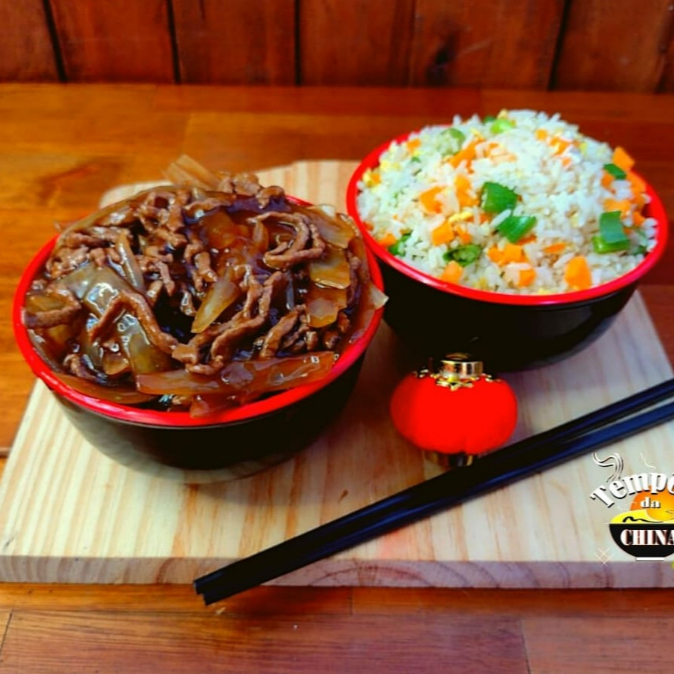 Porção de carne com cebola, acompanhada de arroz yakimeshi