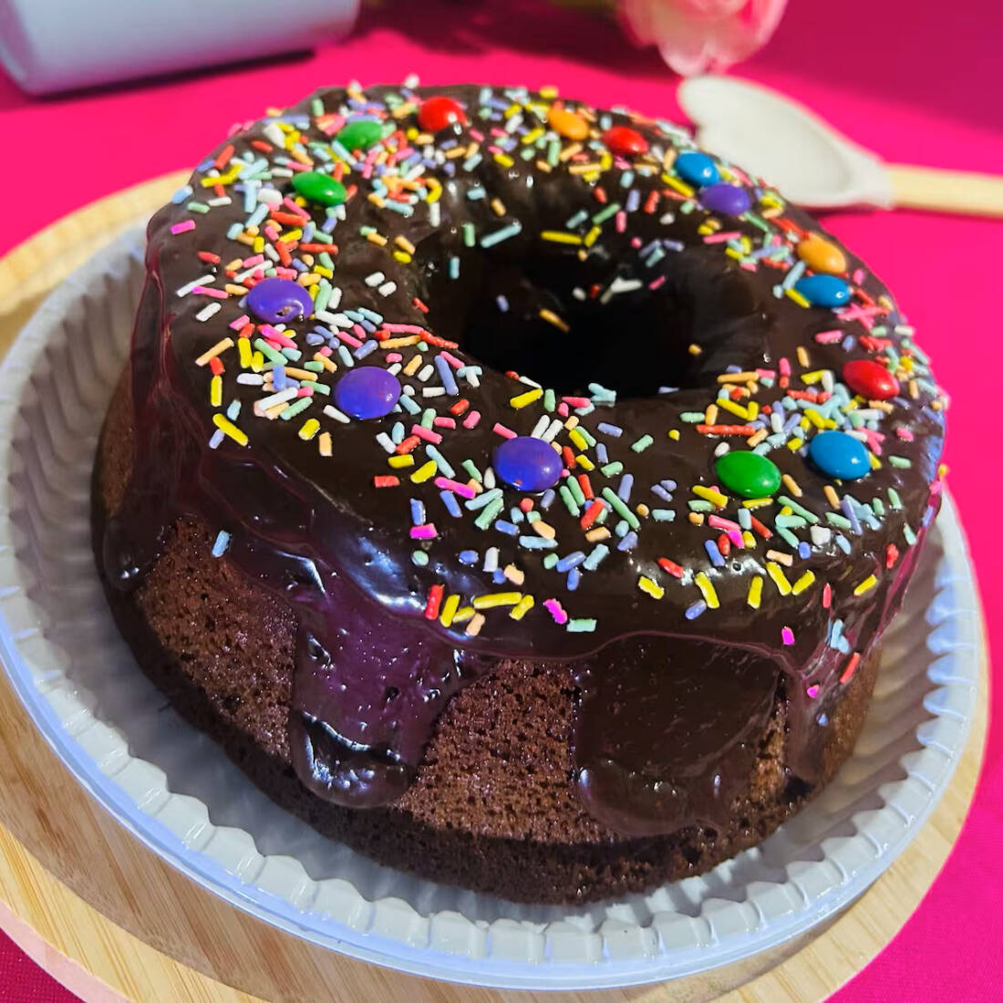 bolo de chocolate com cobertura de brigadeiros e confetes