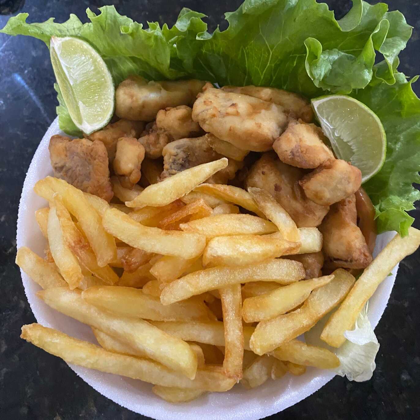 250 gramas de um delicioso filé de tilápia empanado e crocantes, acompanhados de 150 gramas de batata frita douradinha.