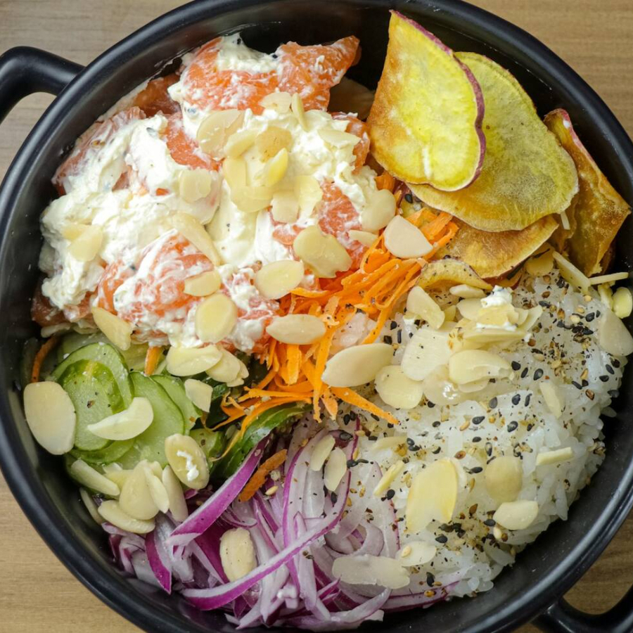 Base de arroz japonês com mix de folhas frescas, salmão em cubos com cream cheese. Finalizado com molho tarê, sunomono, cenoura ralada, cream cheese extra, chips crocantes de batata doce, cebola roxa, gergelim, toque de gengibre e amêndoas laminadas. Uma explosão de sabores e texturas!