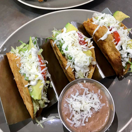 Tacos dorados de Pierna