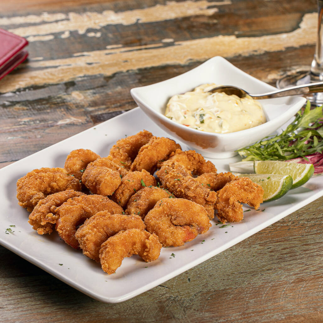 Camarões médios à milanesa ou à romana, servidos com o molho tártaro da casa.