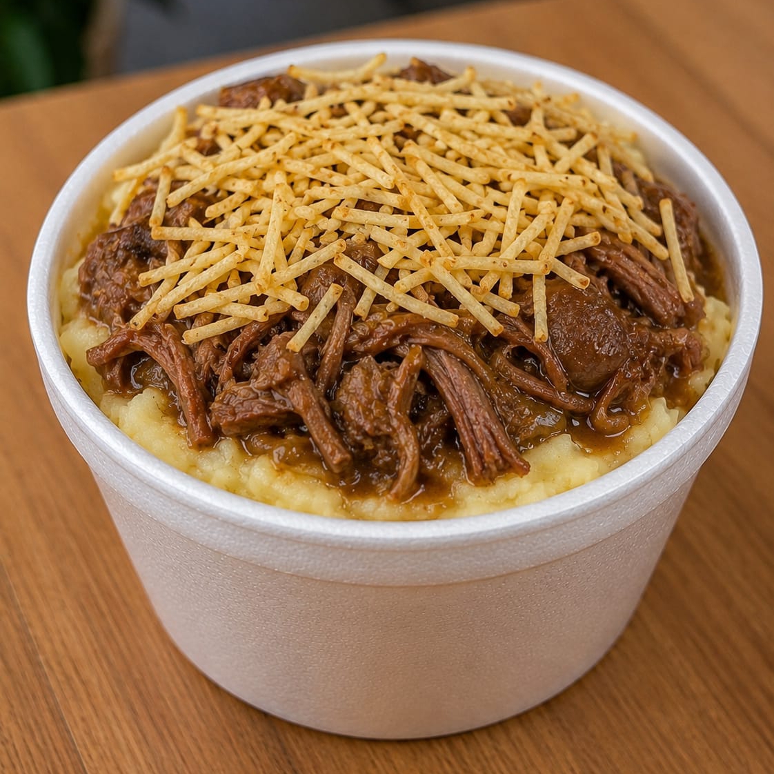 Carne de panela desfiada ao molho de queijo, mussarela e batata palha