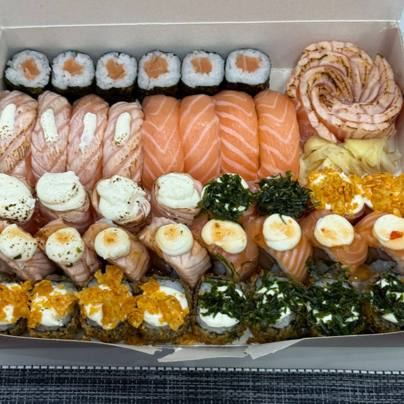 6 hossomaki, 4 Niguiri de salmão massaricado, 4 Niguiri de salmão, 4 Joy de salmão massaricado com cream cheese, 4 Joy com Doritos e Crisp de couve, 4 uramake massaricado com cream cheese e geleia de pimenta, 4 uramake de salmão com cream cheese e geleia de pimenta, 4 Hot holl de Doritos, 4 Hot holl de couve Crispi, 6 Fatias de sashimi + porção de sunomono, temaki Hot, Guioza, Hot de banana com doce de leite