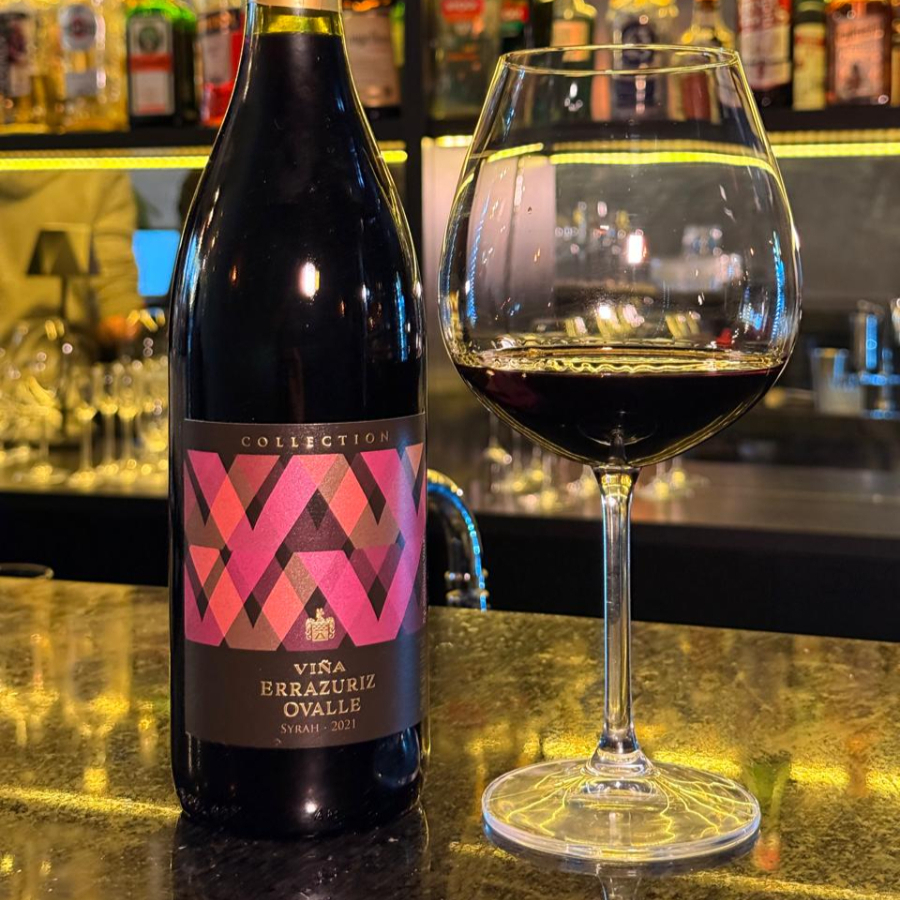 Errazuriz Collection Syrah – Tinto Chileno Vinho mais encorpado, com sabor de frutas escuras e um toque de especiarias. Tem boa intensidade e final marcante. Ideal pra quem gosta de vinho mais forte, combina muito com carnes e pratos bem temperados.