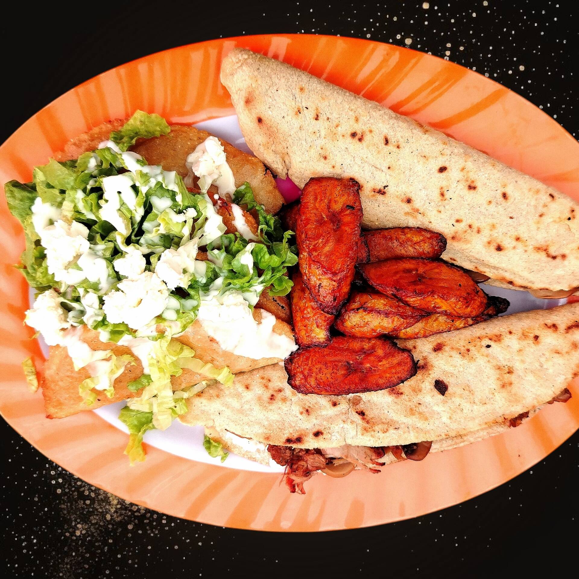 Quesadillas + Empandas+ Plátanos Fritos