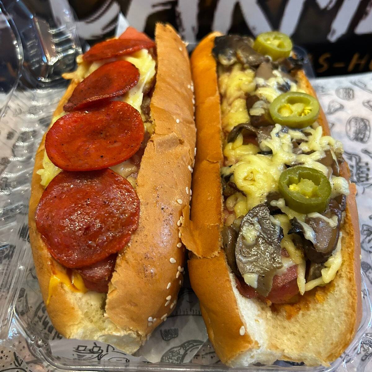 2HOT-DOGS ESPECIALES DE CHAMPIÑON Y PEPPERONI