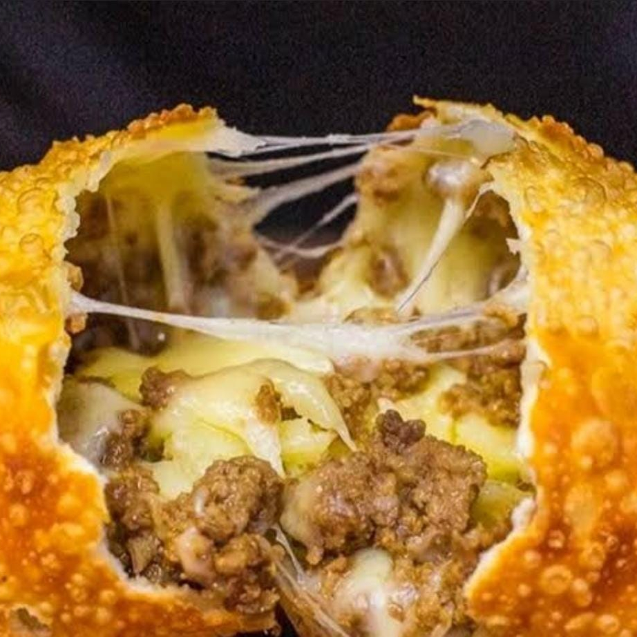 Pastel crocante recheado com carne moída bem temperada e queijo derretido! 😋 Massa leve e dourada, com um recheio suculento e cheio de sabor — uma combinação clássica e irresistível!