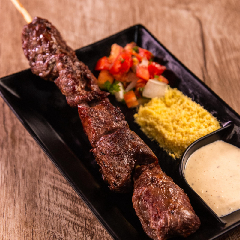 Farofa, molho e vinagrete