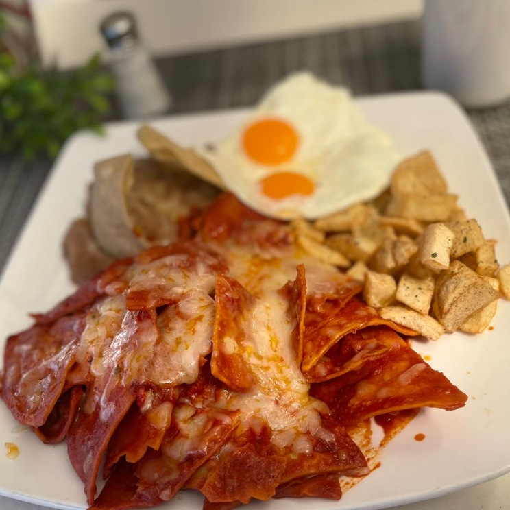 CHILAQUILES ROJOS/ HUEVO Estrellado
