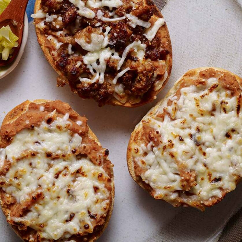 Molletes con Guiso a Elegir.